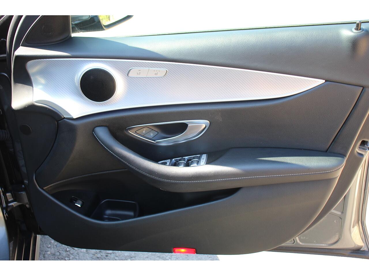 Mercedes-Benz E Class view 32