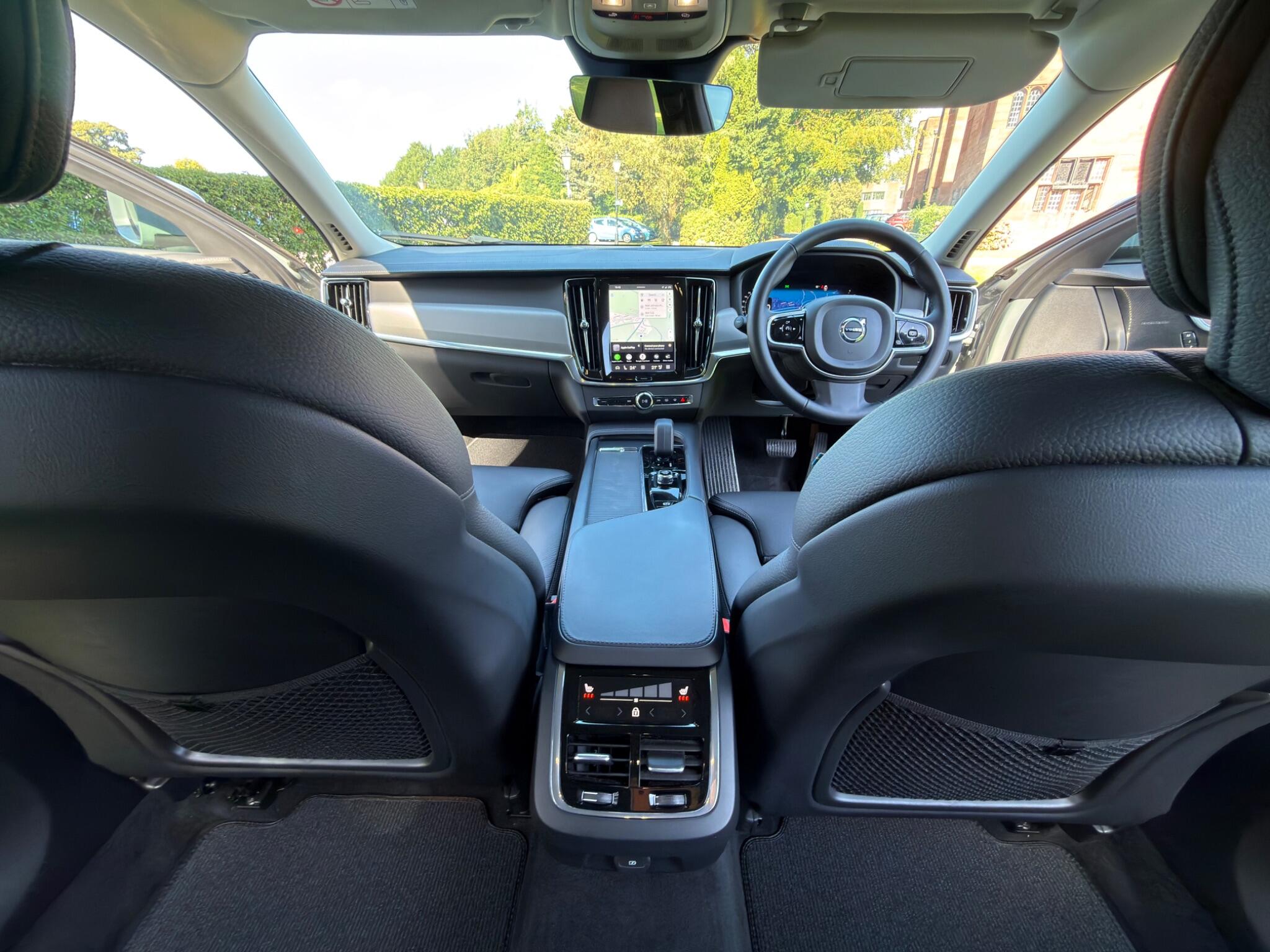 Volvo V90 Cross Country view 22