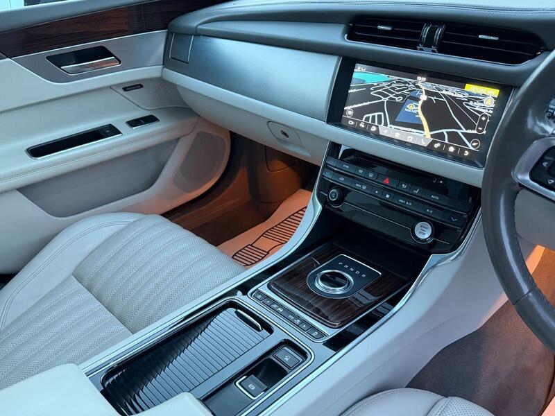 Jaguar XF view 38