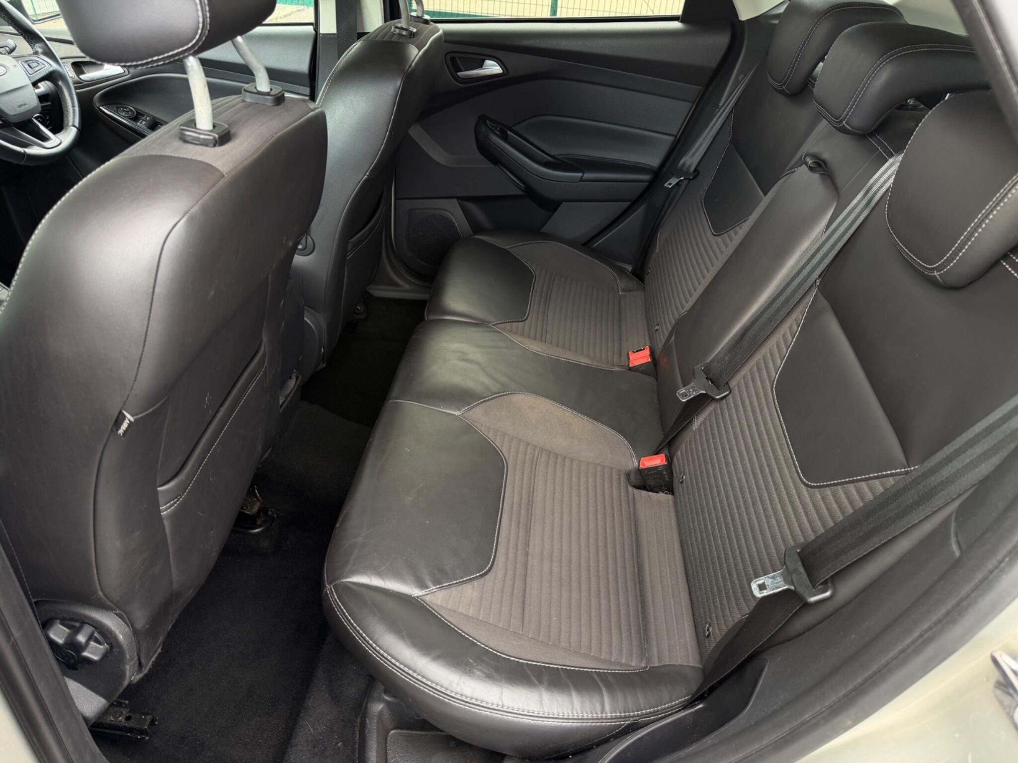 Ford Focus view 9