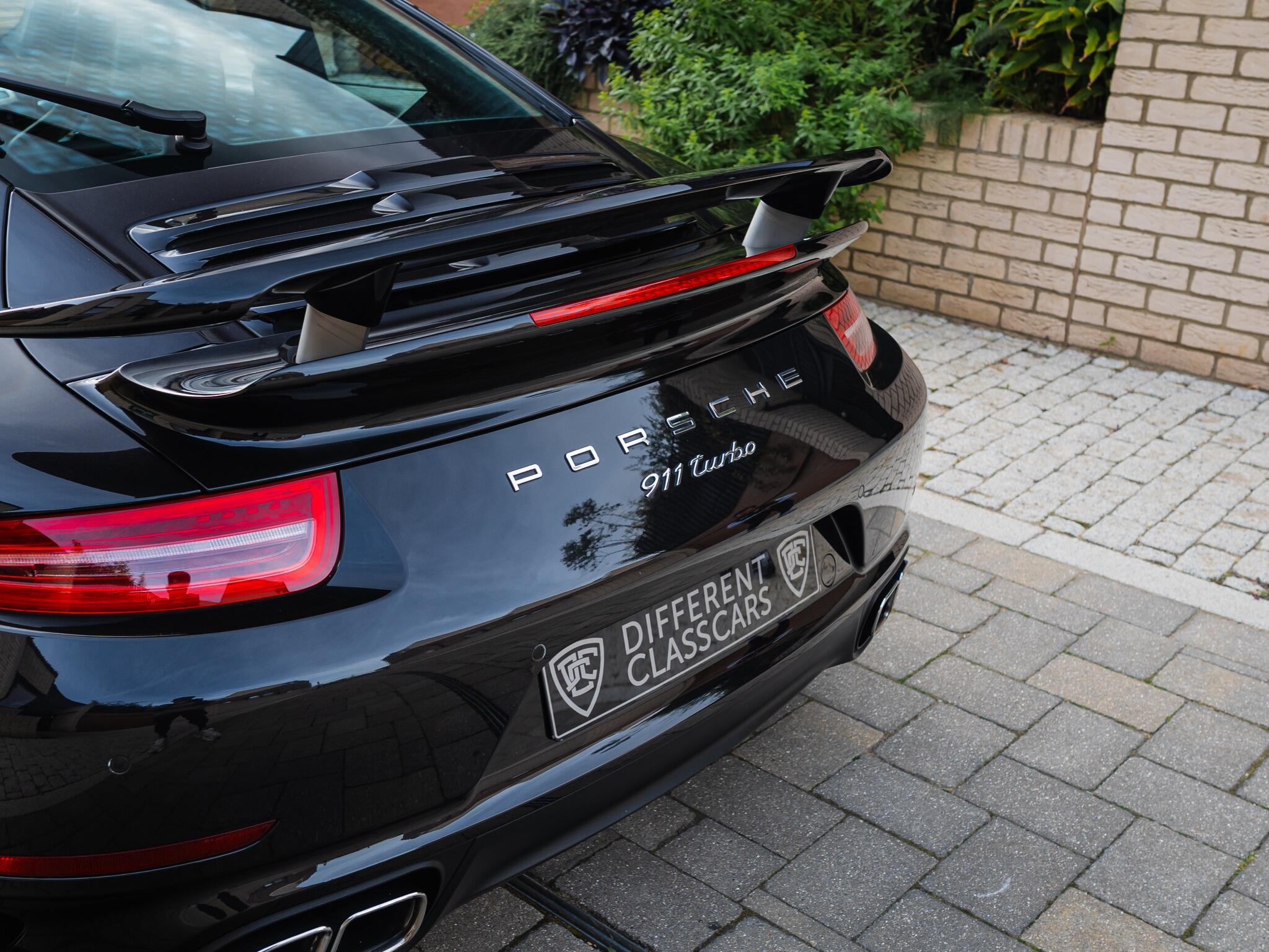 Porsche 911 view 8