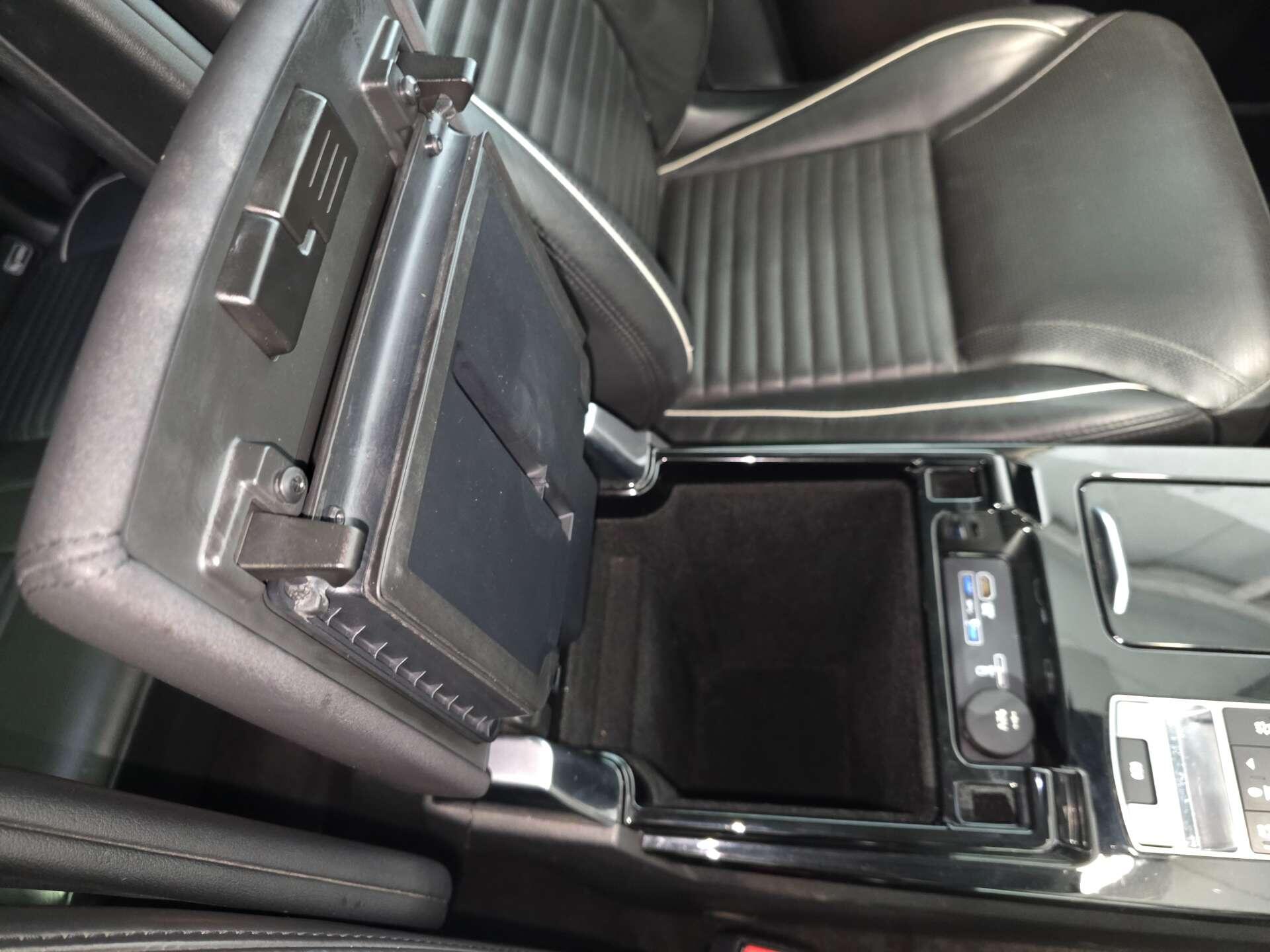 Land Rover Discovery view 34