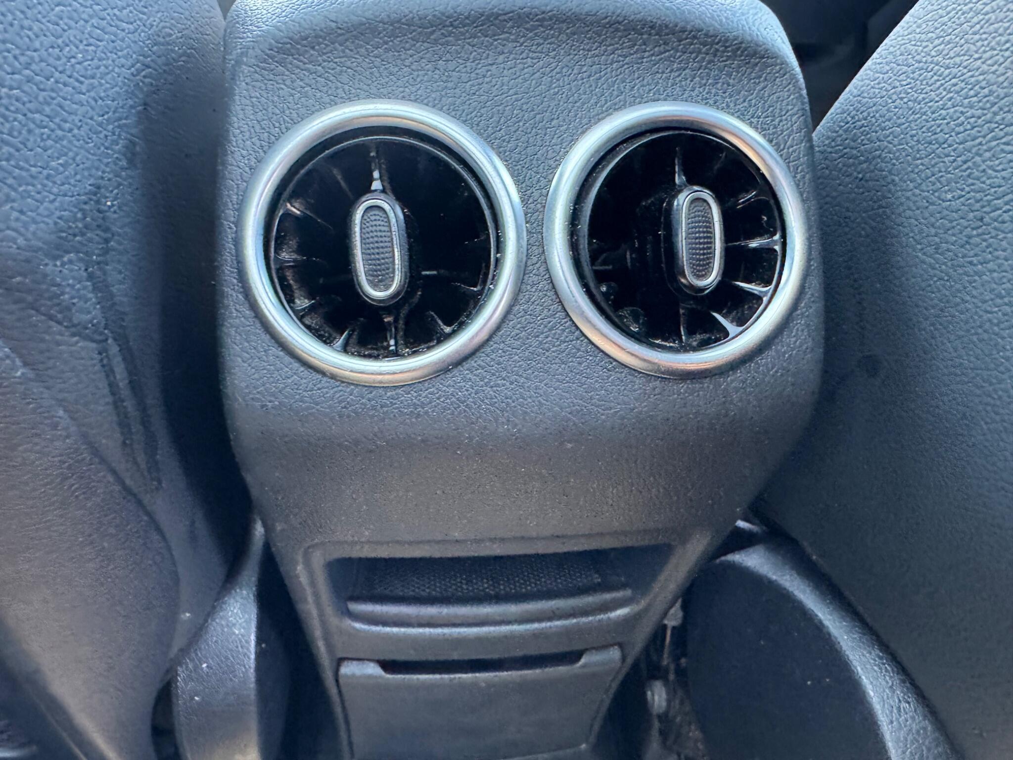 Mercedes-Benz GLB view 29
