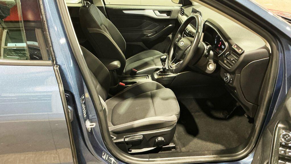Ford Focus view 12