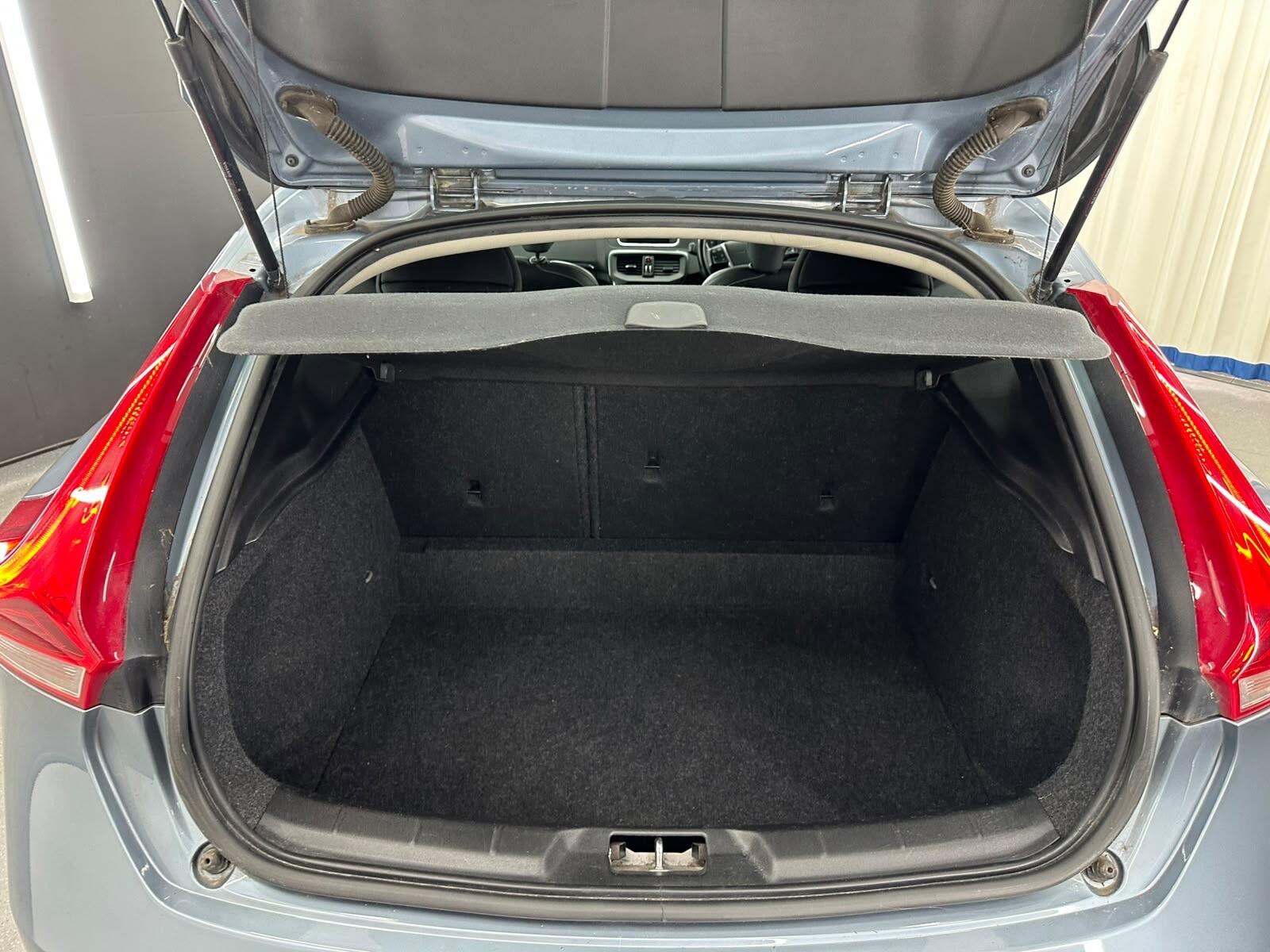 Volvo V40 view 12