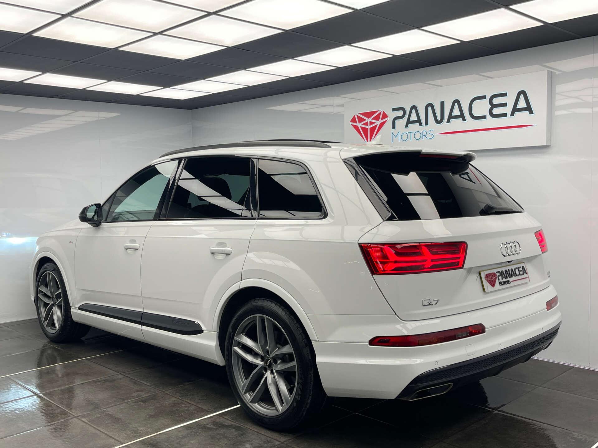 Audi Q7 view 10