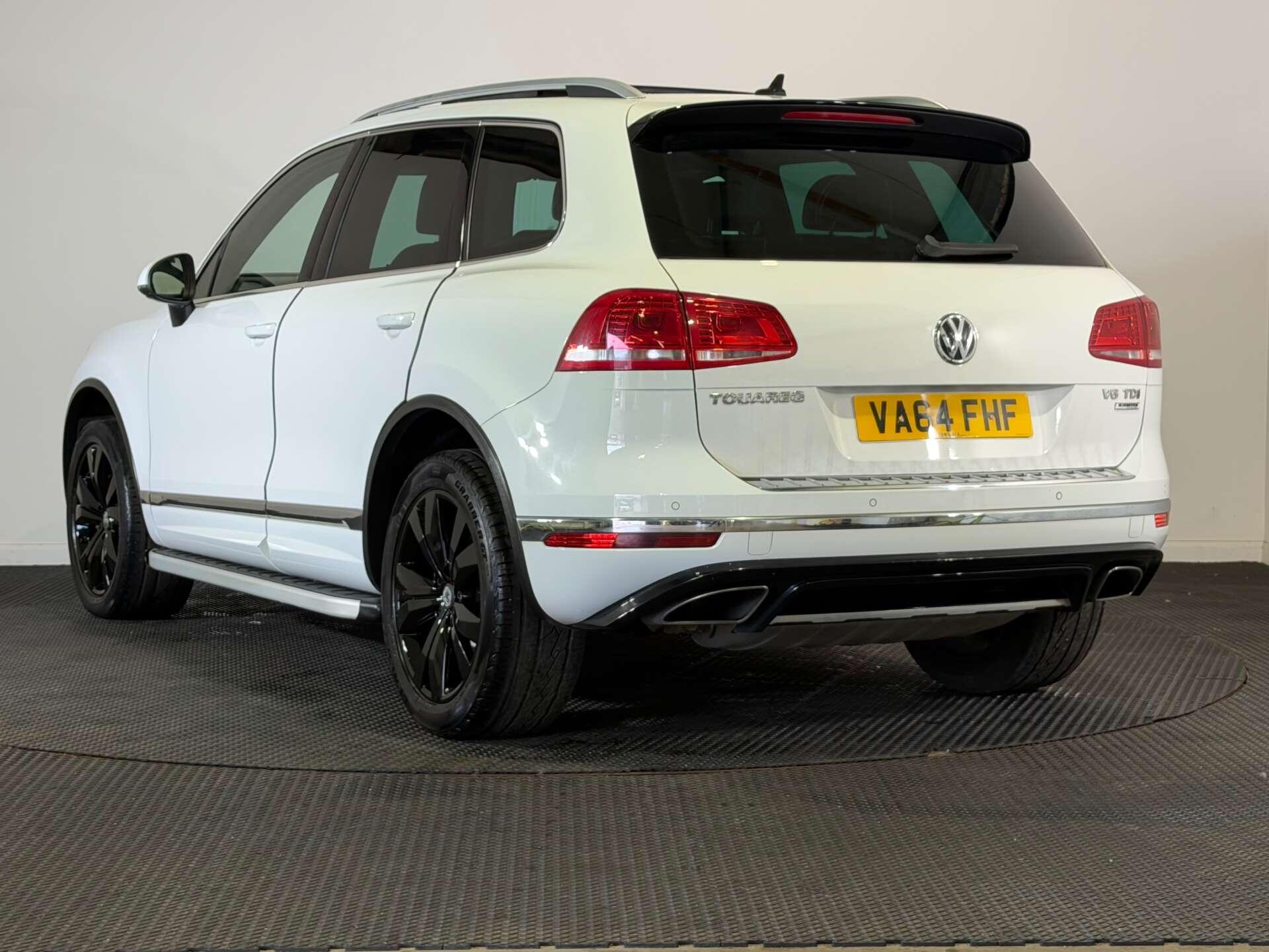 Volkswagen Touareg view 5