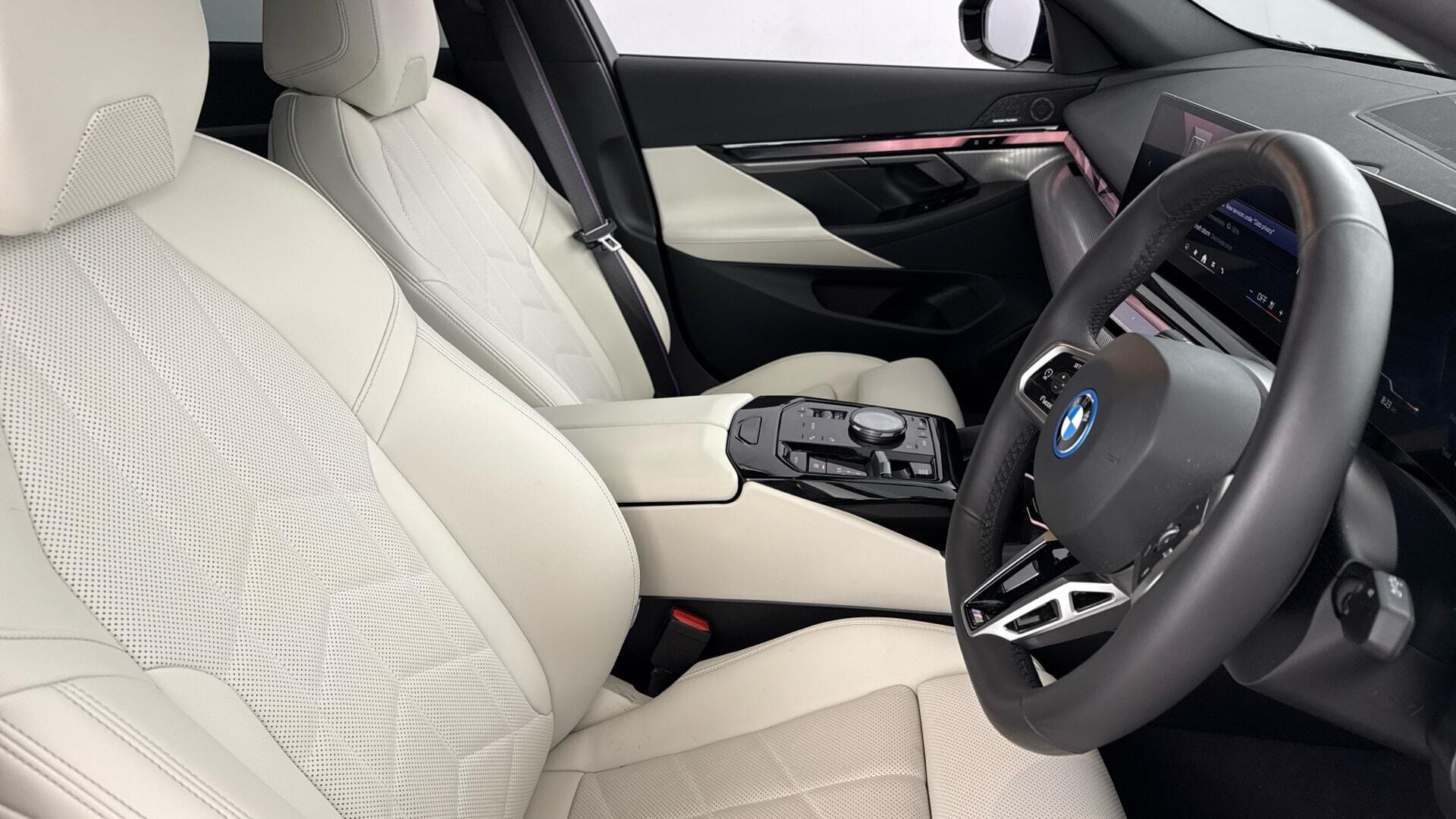 BMW 5 Series view 11