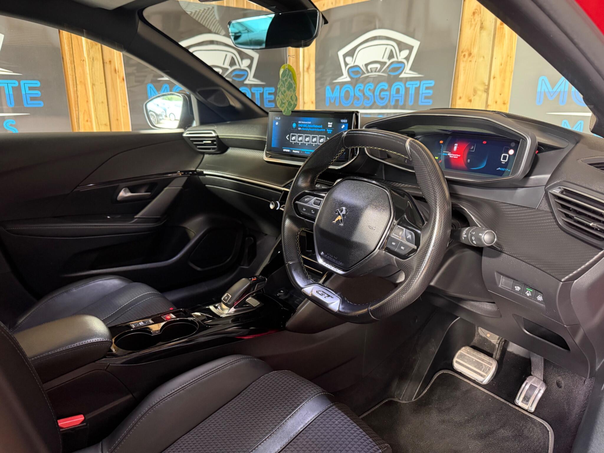 Peugeot 208 view 9
