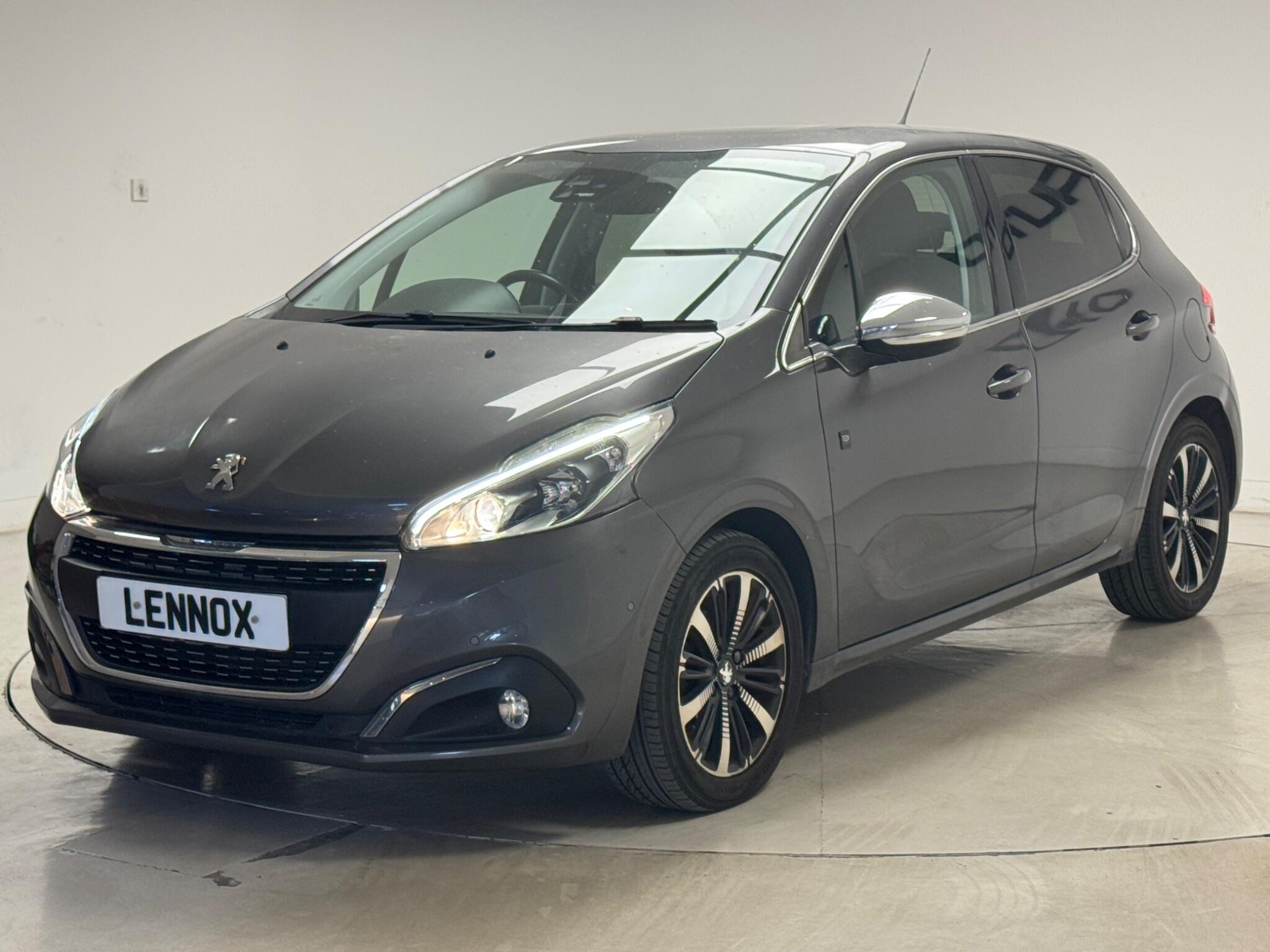 Peugeot 208 view 3