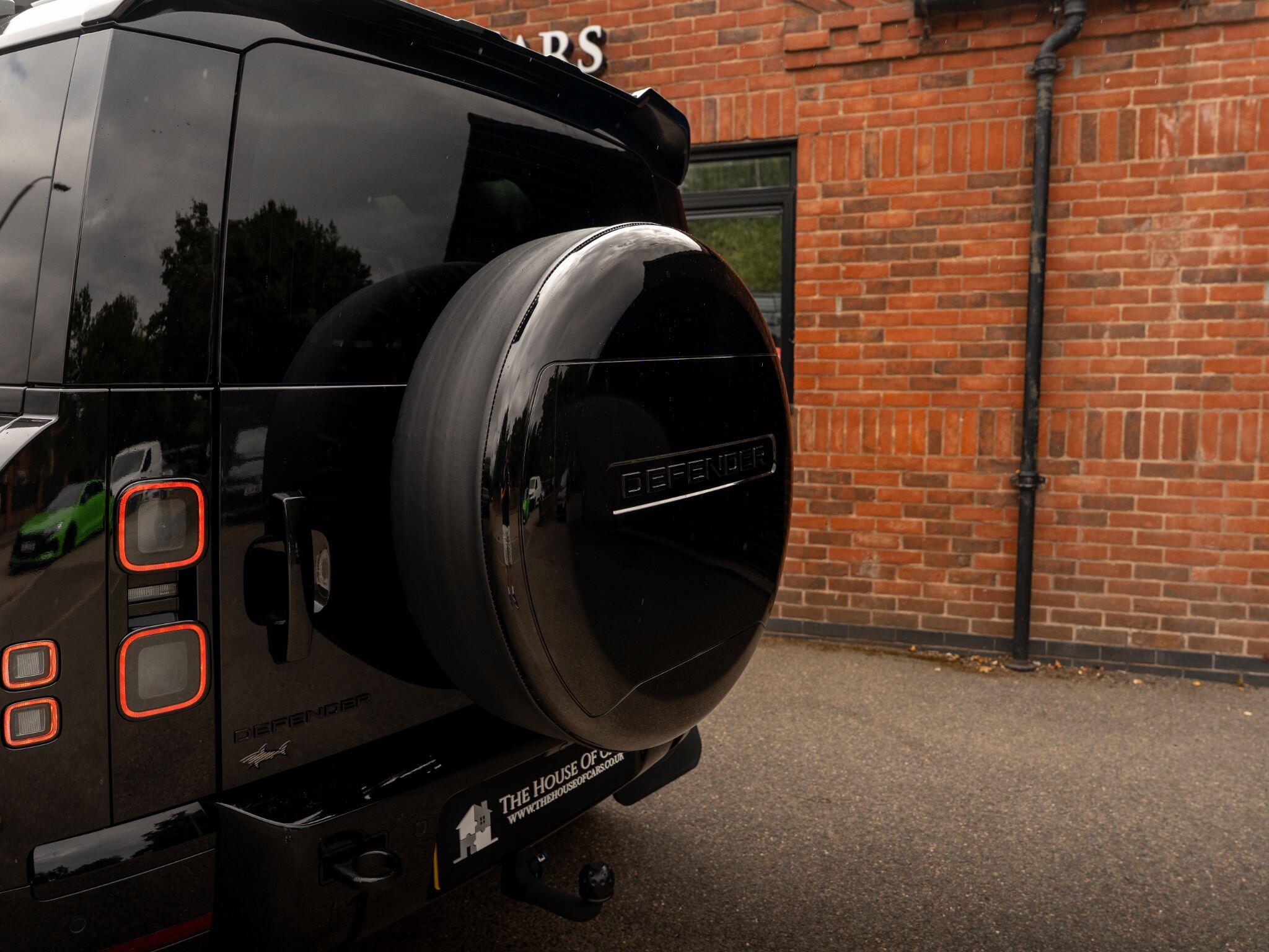 Land Rover Defender 110 view 29