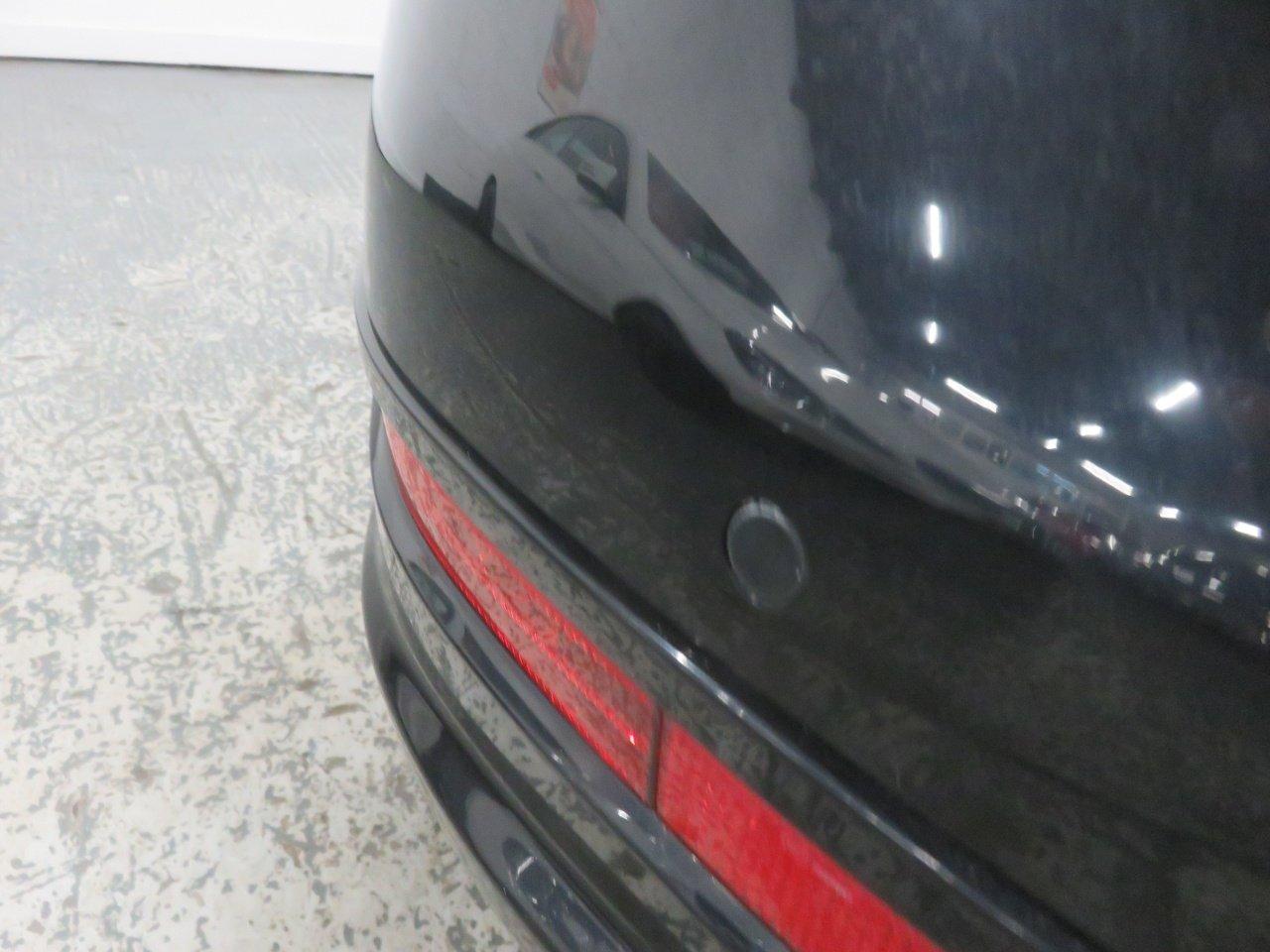 Volkswagen Touareg view 20