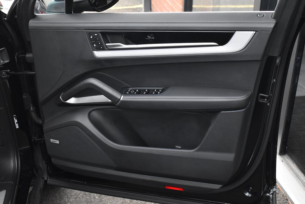 Porsche Cayenne view 39