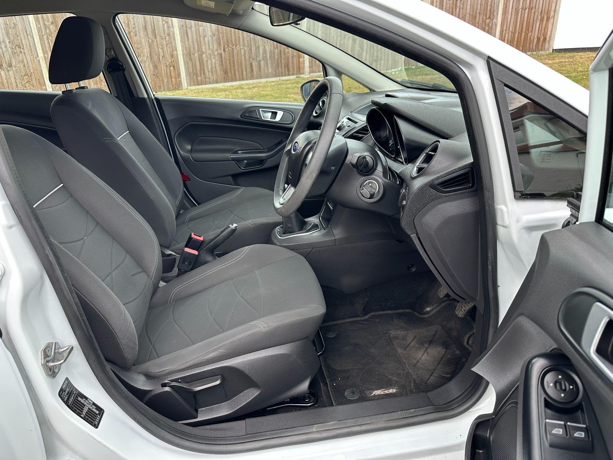 2014 Ford Fiesta image 39