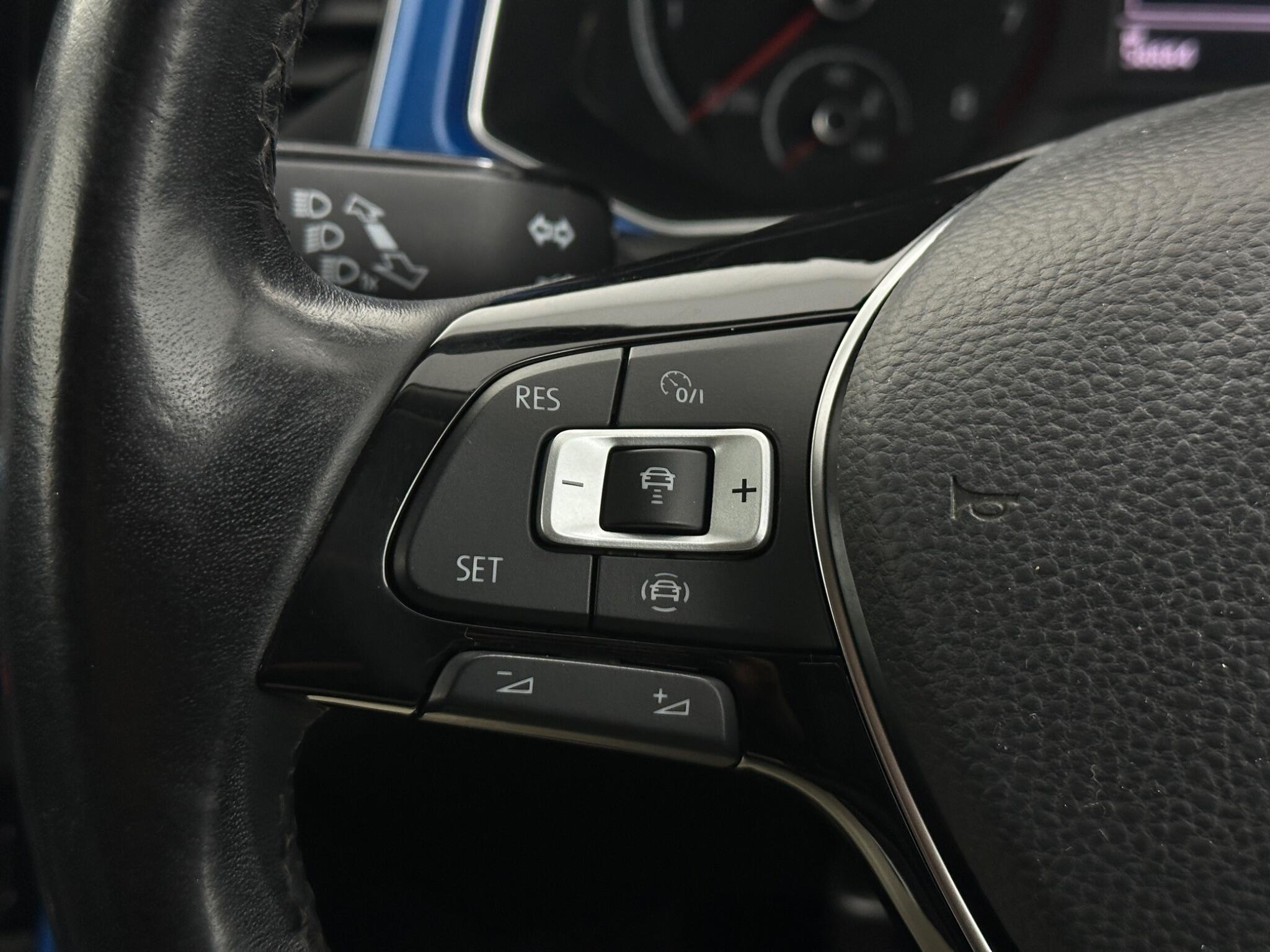 Volkswagen T-Roc view 15