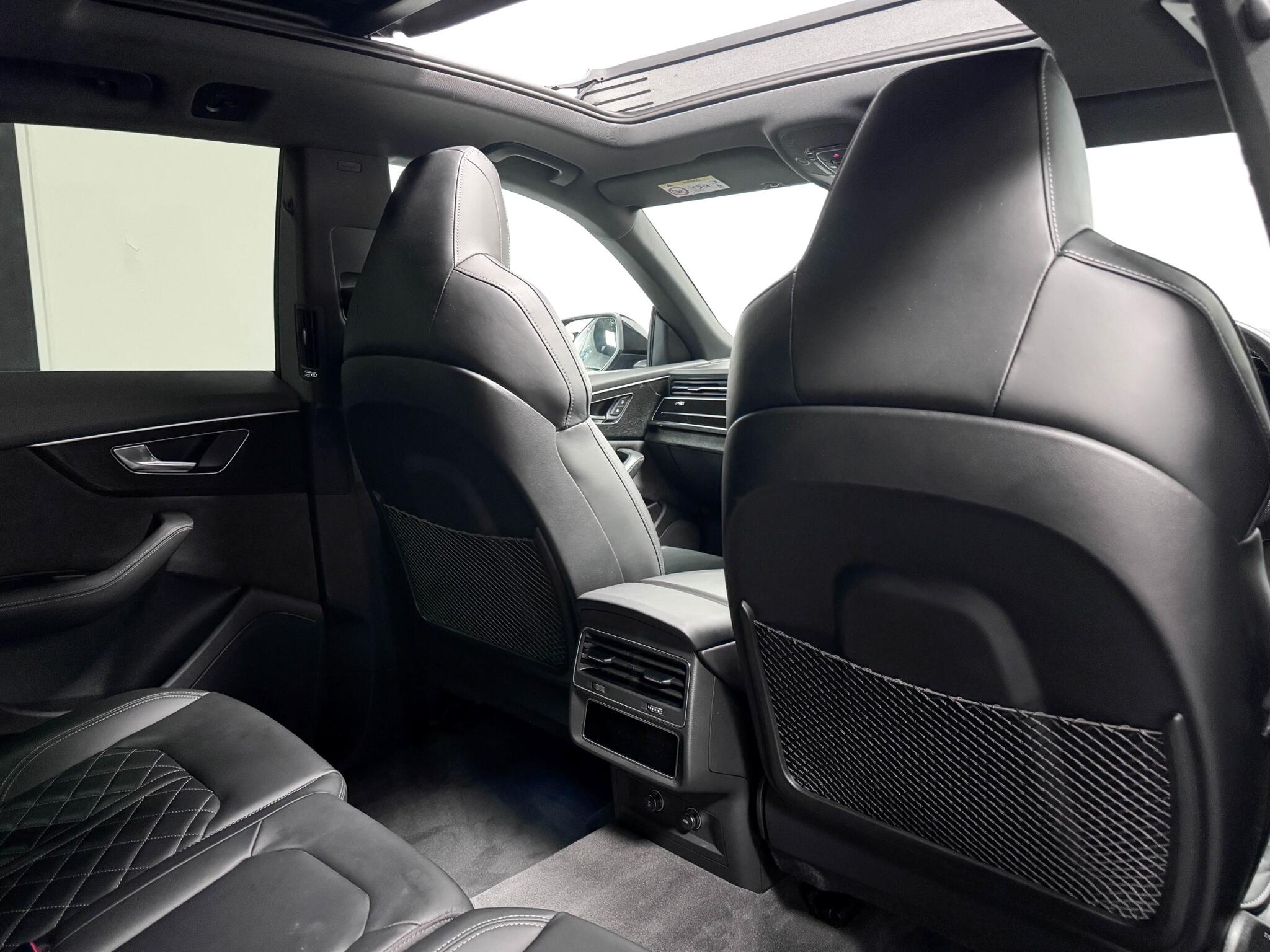Audi SQ8 view 28