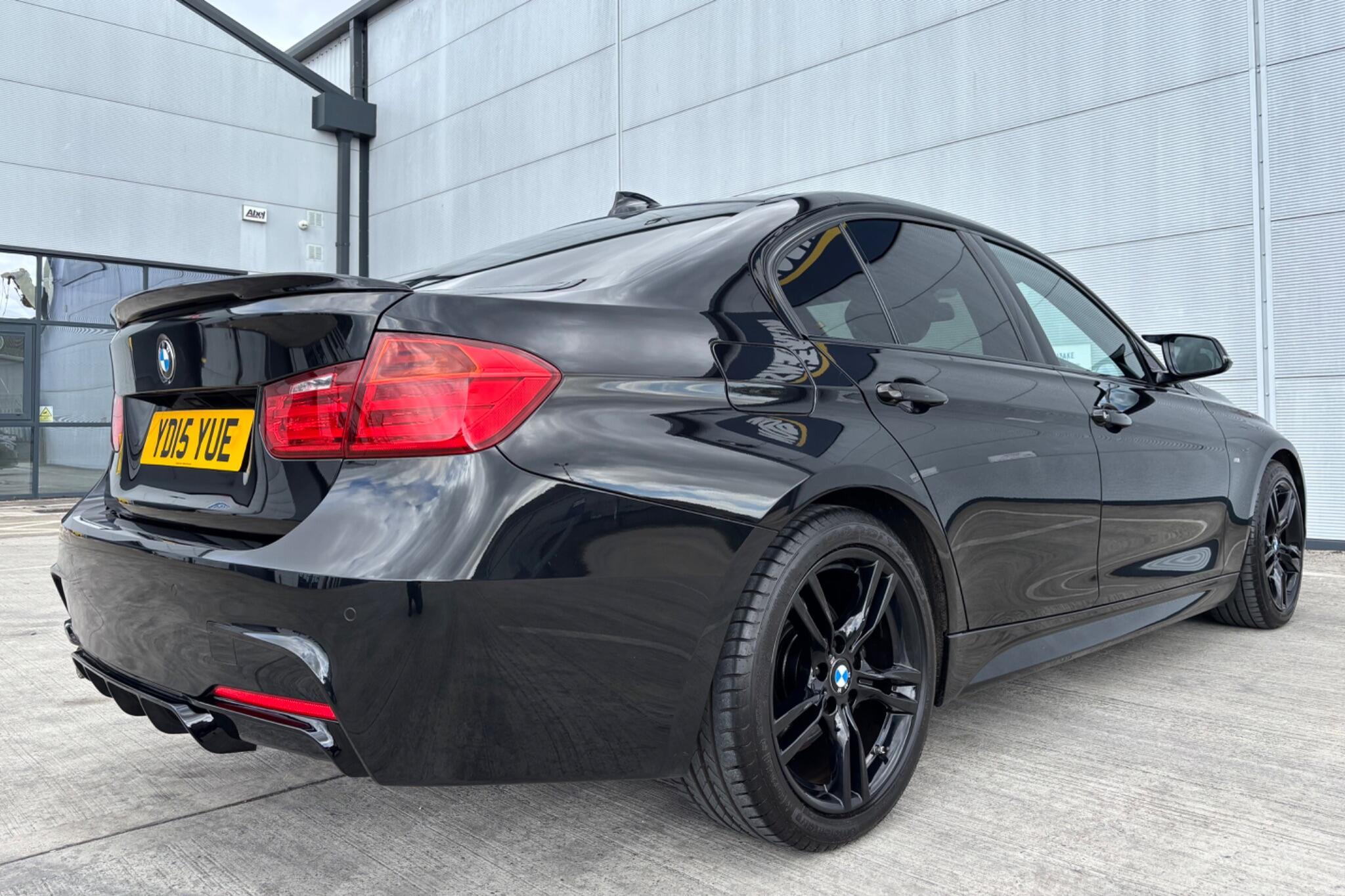 BMW 3 Series view 11