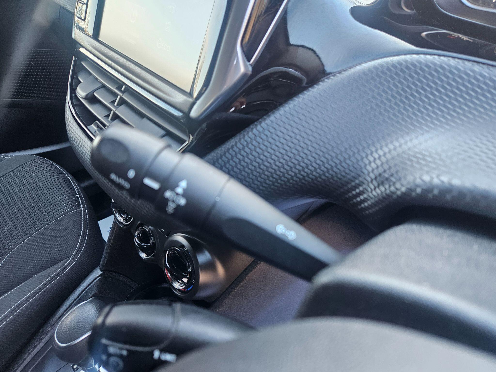 2017 Peugeot 208 image 25