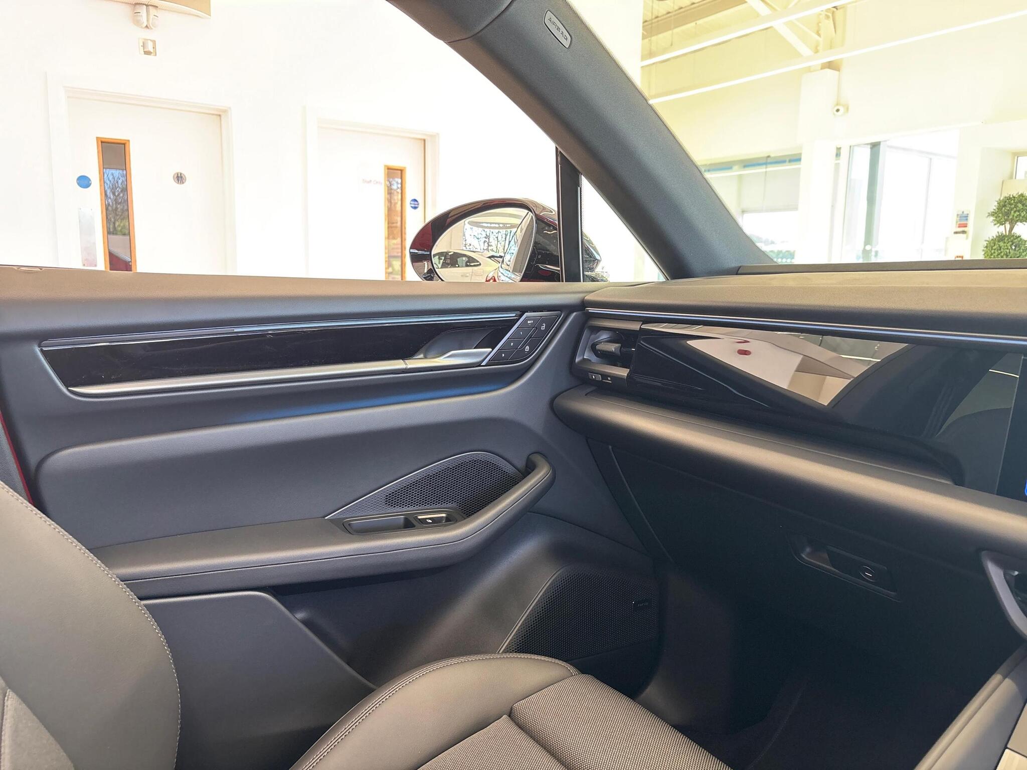 Porsche Macan view 39