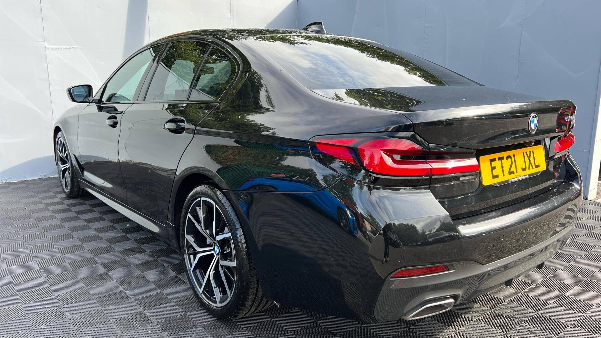 BMW 5 Series view 28