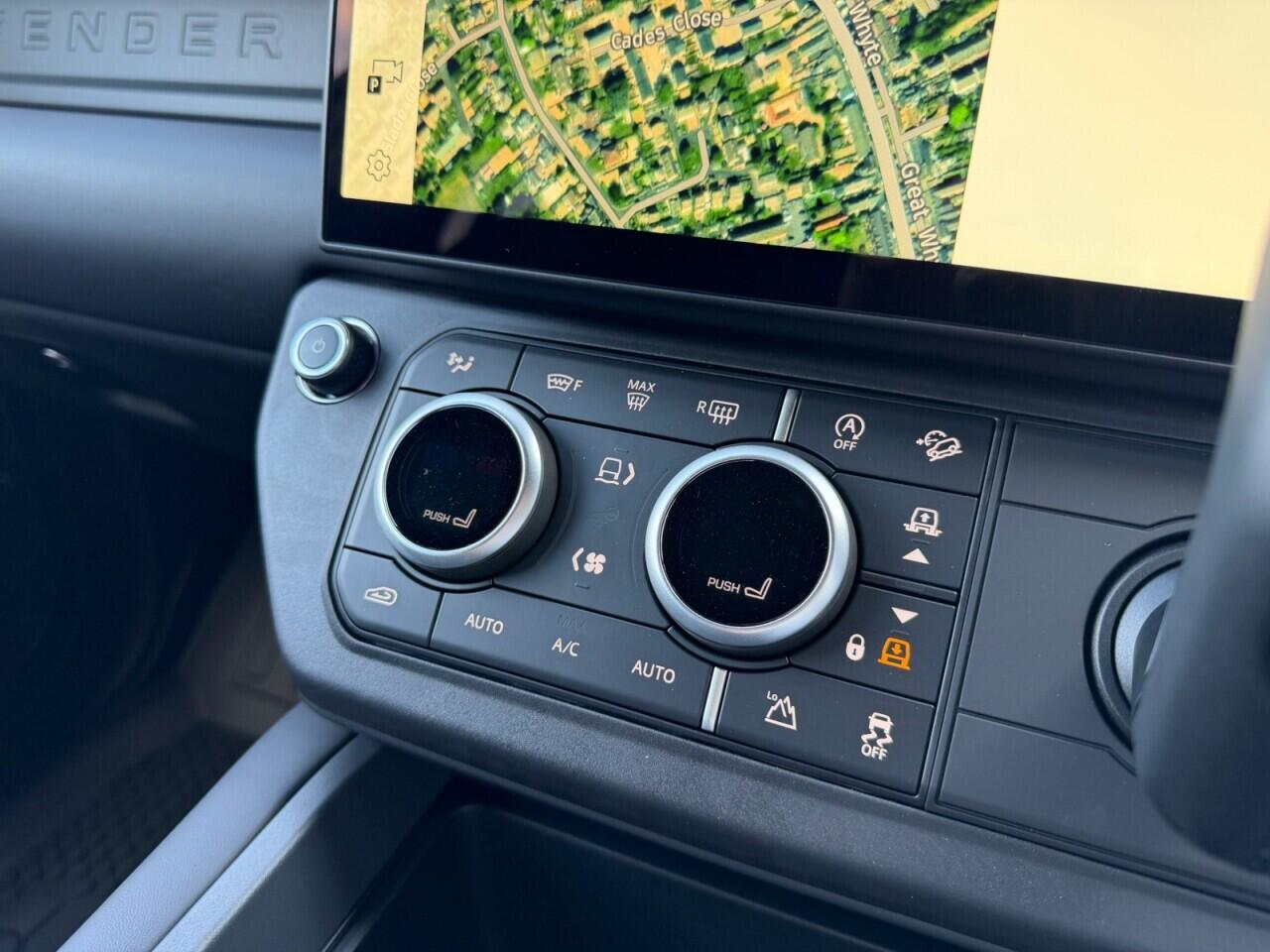 Land Rover Defender 110 view 36