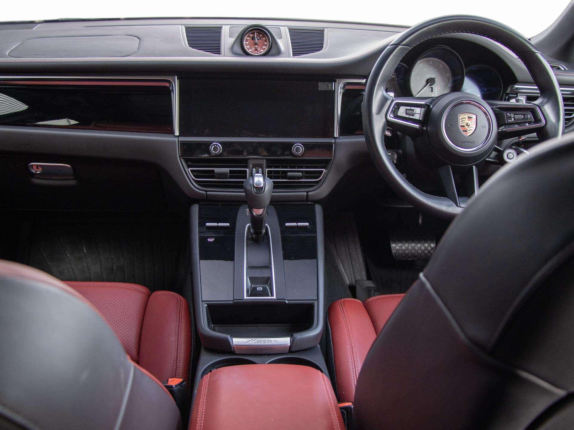 Porsche Macan view 19