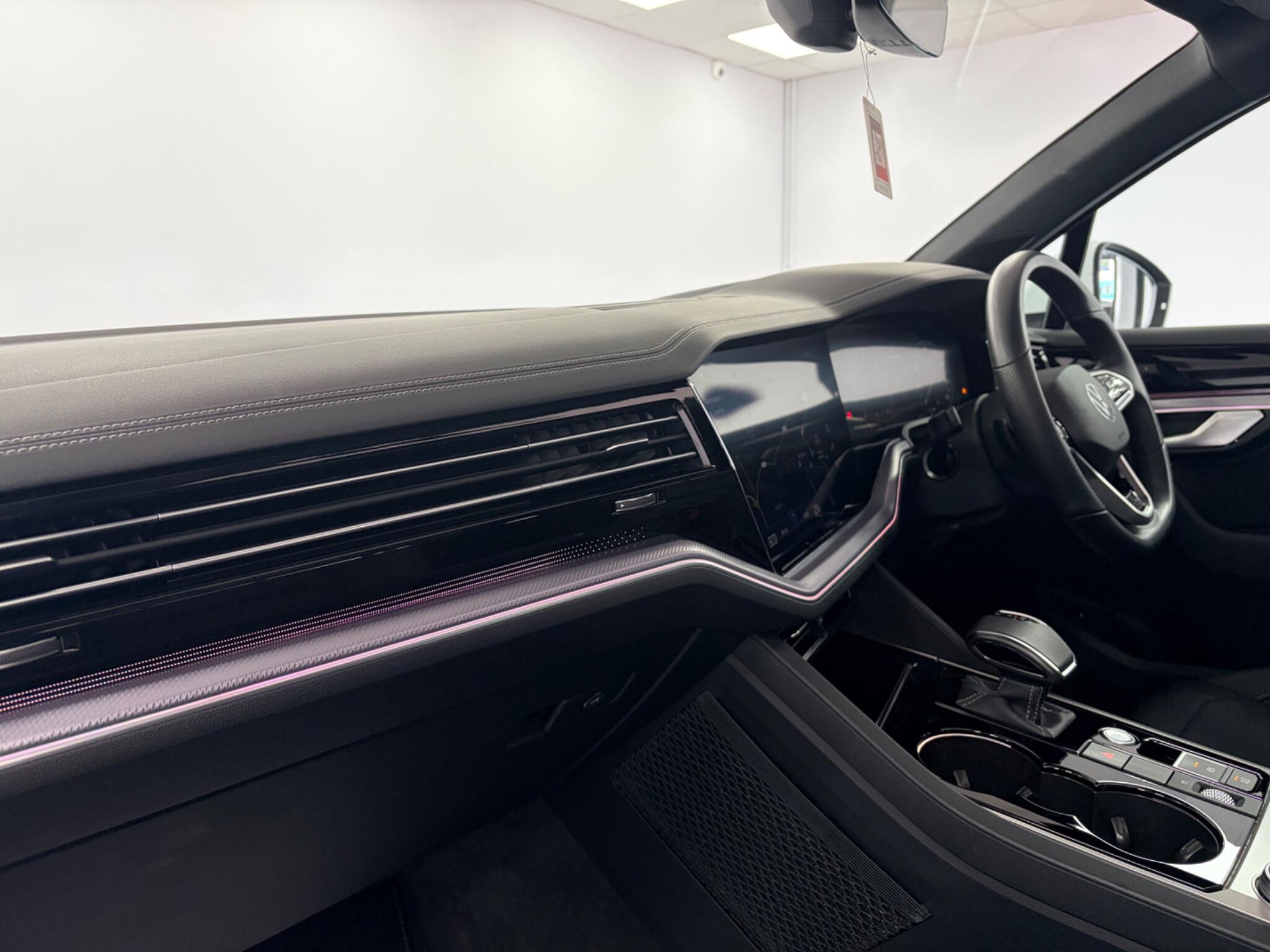 Volkswagen Touareg view 6
