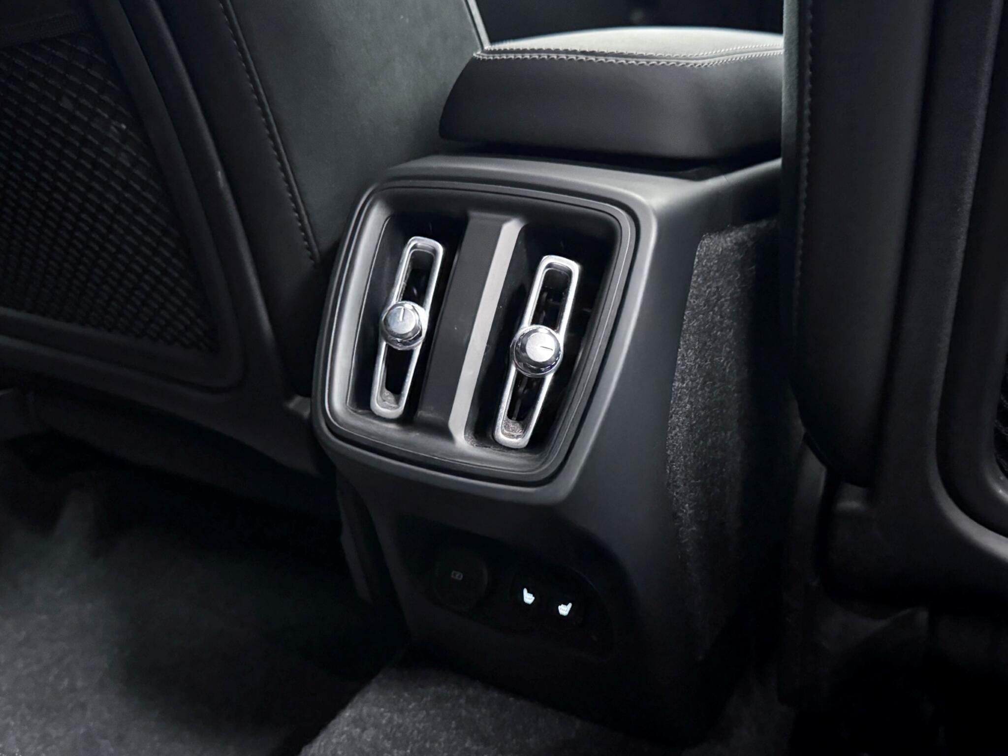 Volvo XC40 view 12