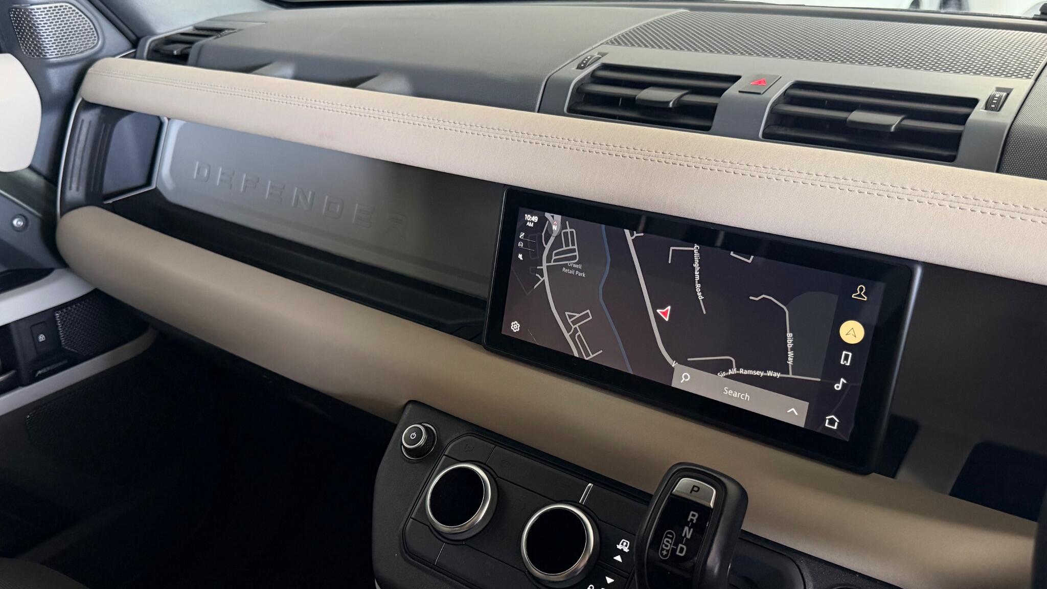 Land Rover Defender 110 view 35