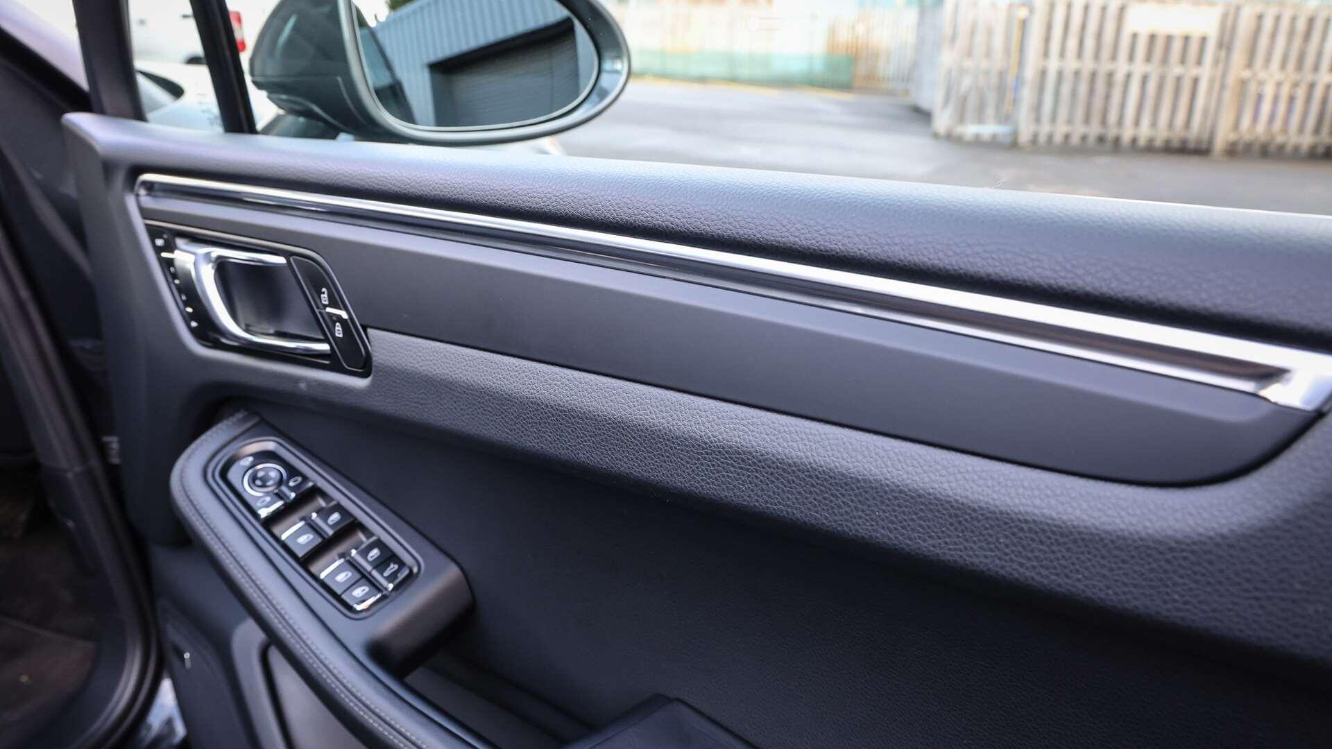 Porsche Macan view 28