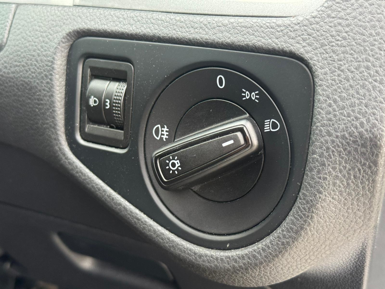 2013 Volkswagen Golf image 13
