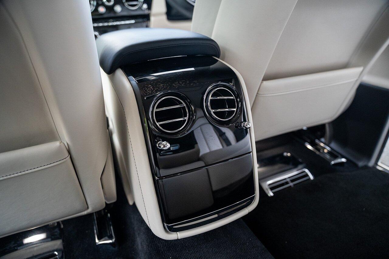 Rolls-Royce Phantom view 60