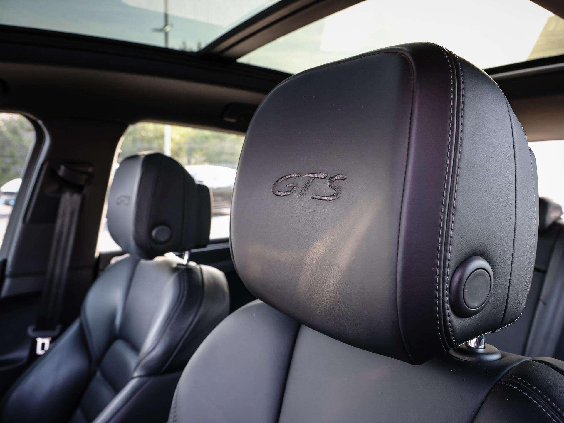 Porsche Macan view 14