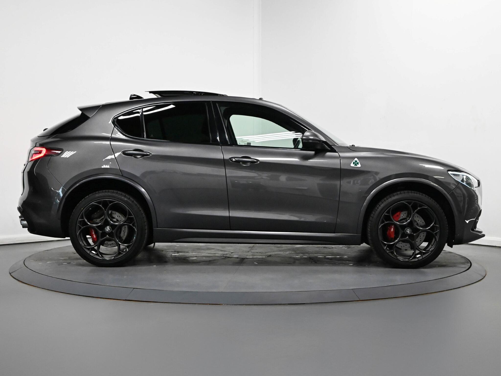 Alfa Romeo Stelvio view 21