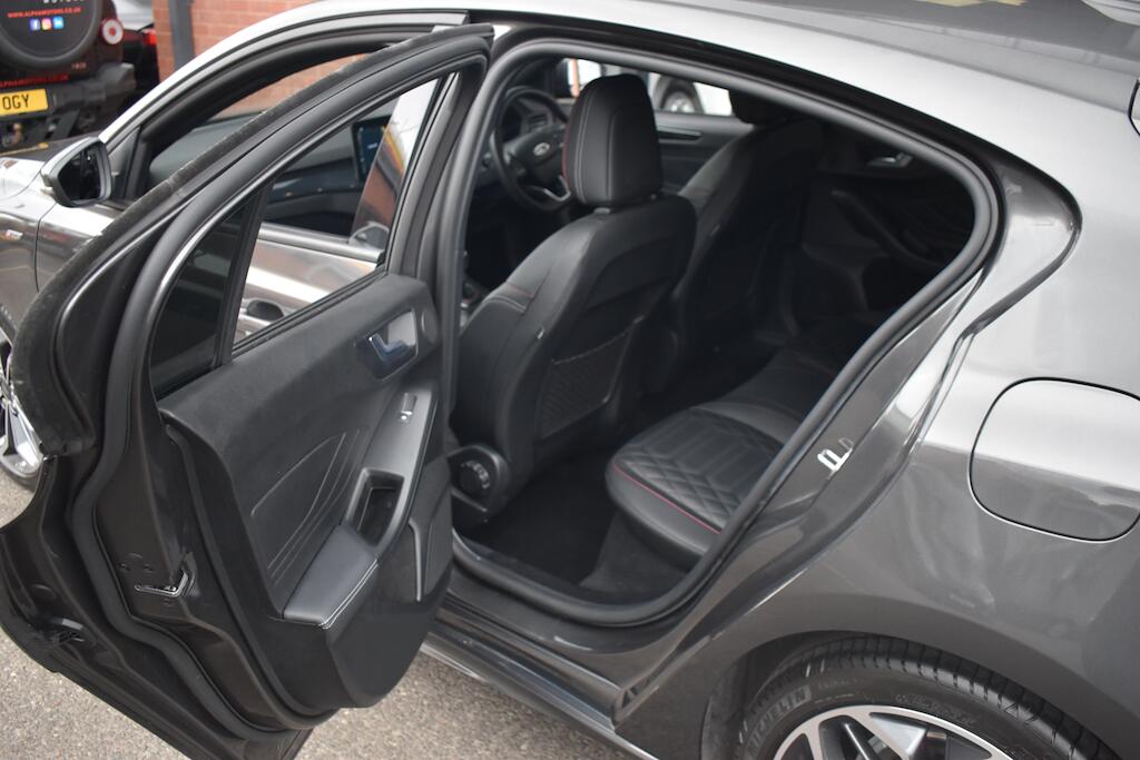 Ford Focus view 39