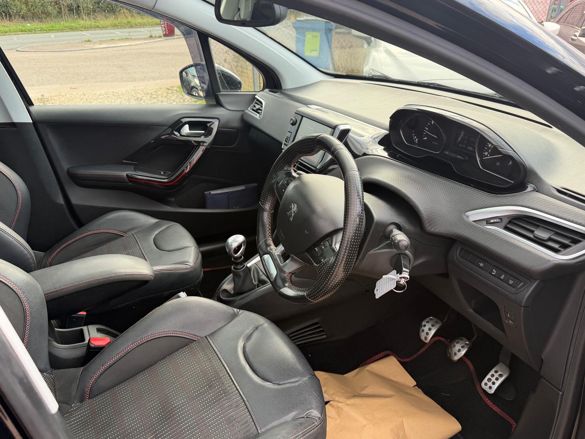 Peugeot 208 view 3
