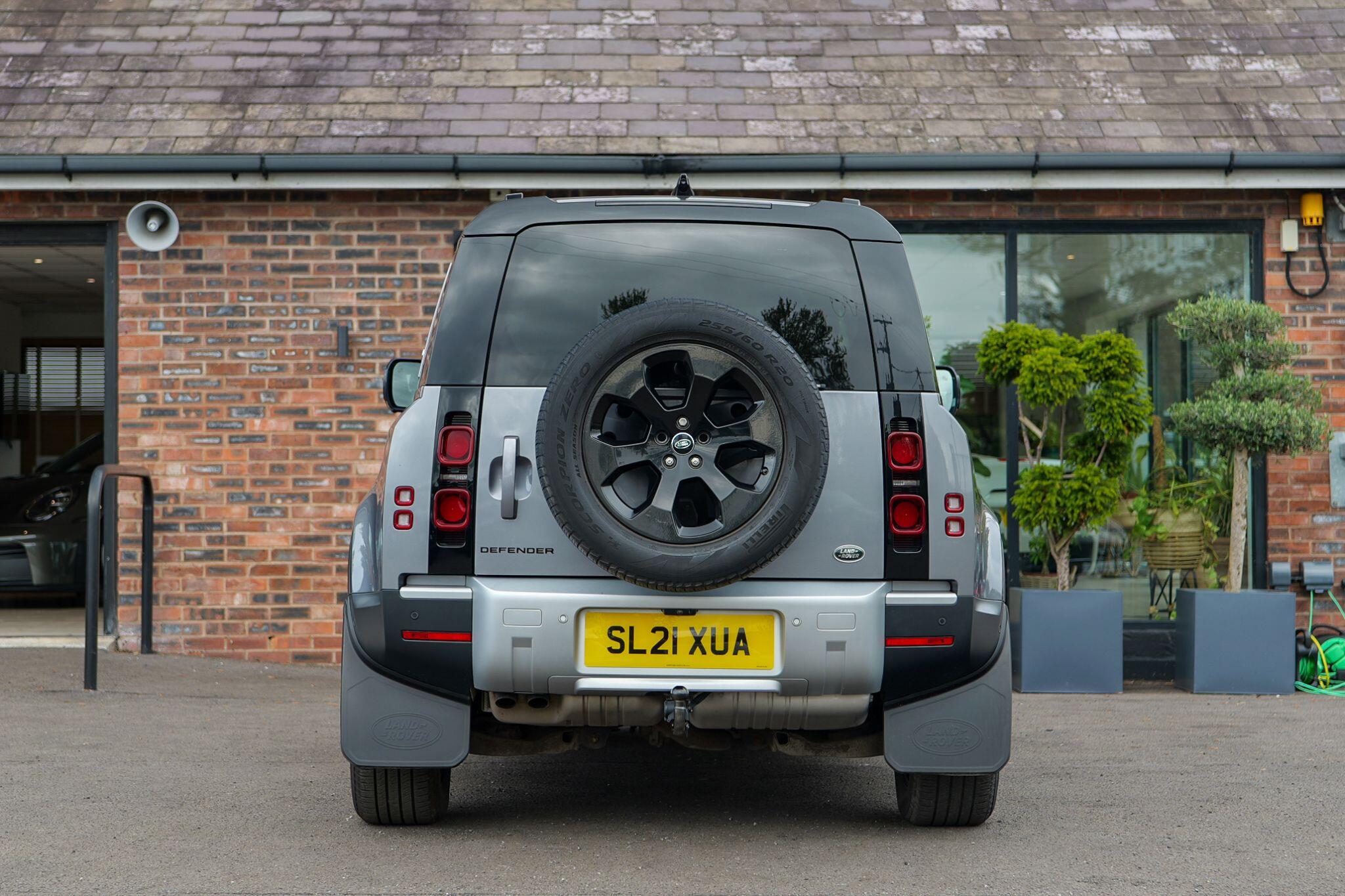 Land Rover Defender 90 view 5