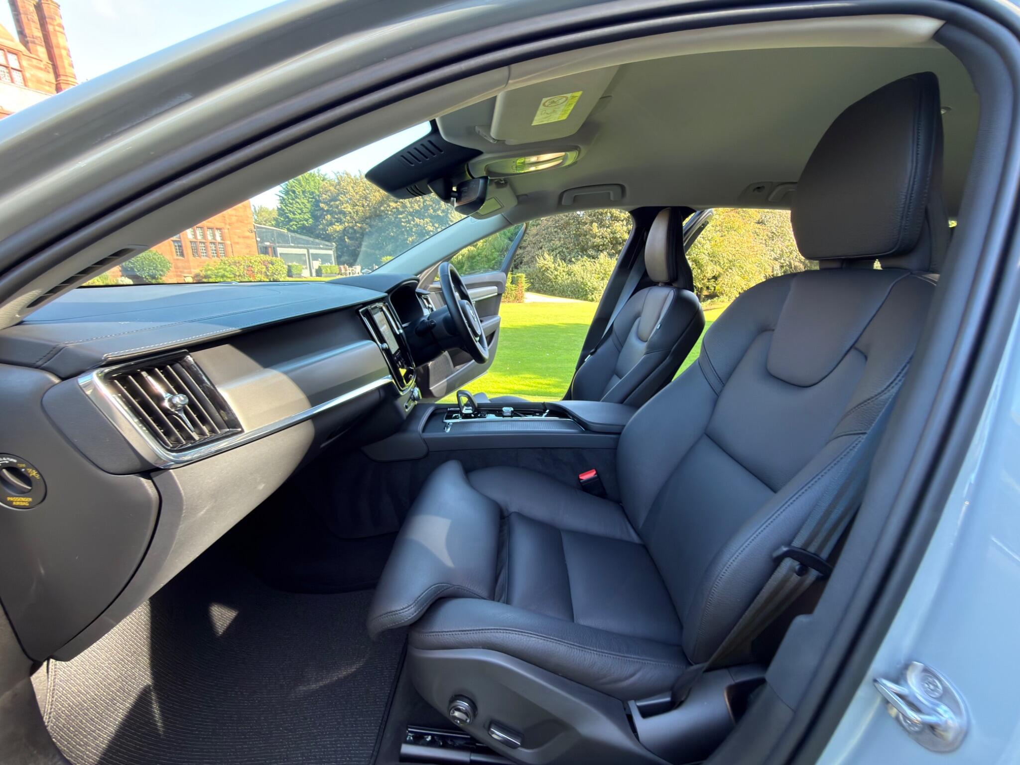 Volvo V90 Cross Country view 3
