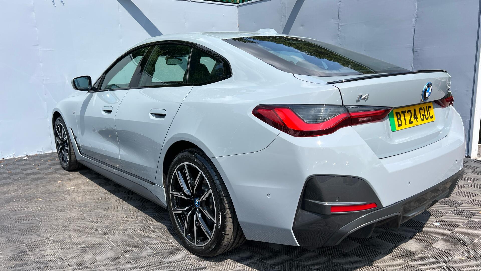 BMW I4 view 30