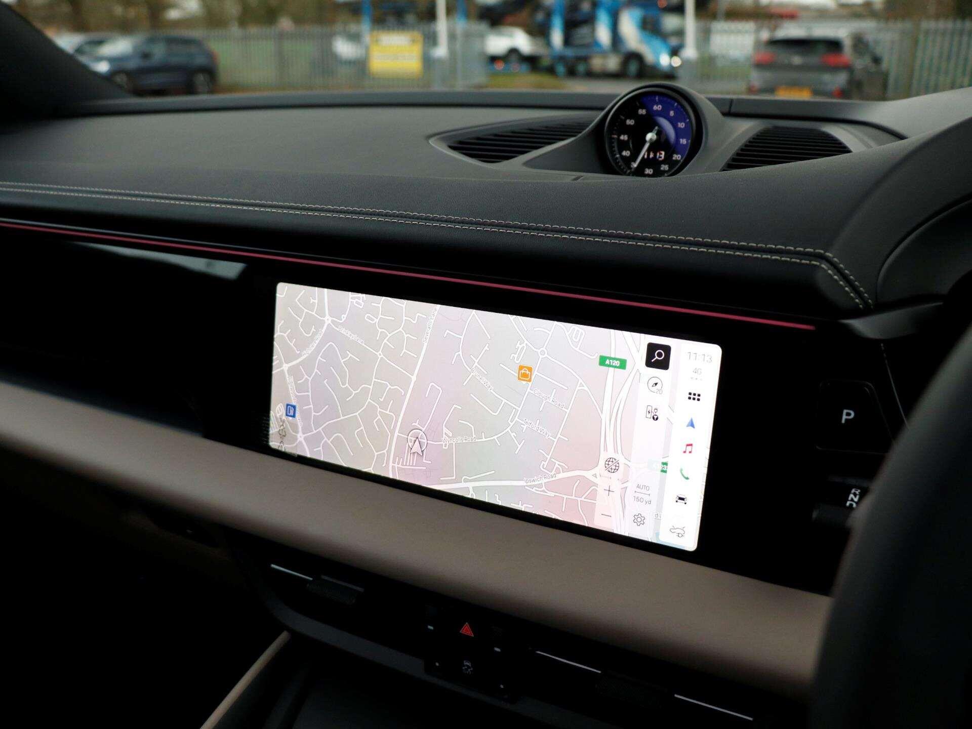 Porsche Macan view 15