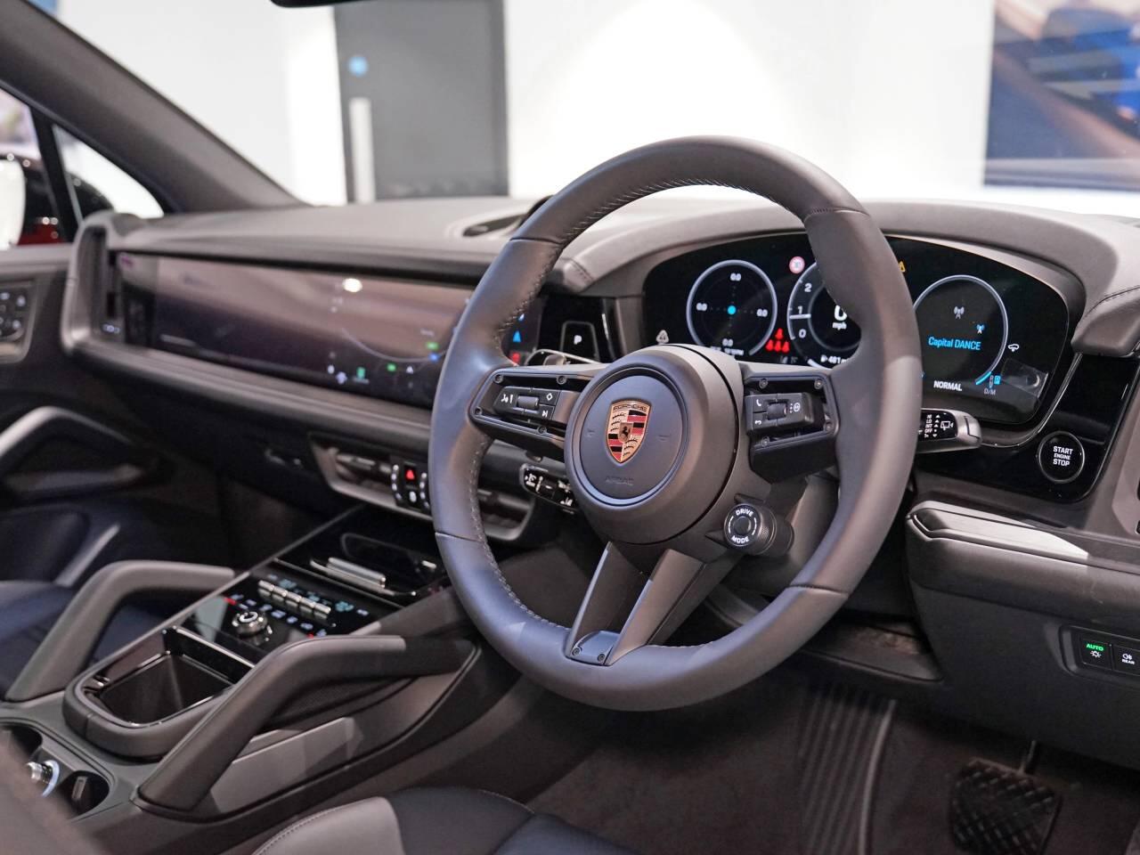 Porsche Cayenne view 16
