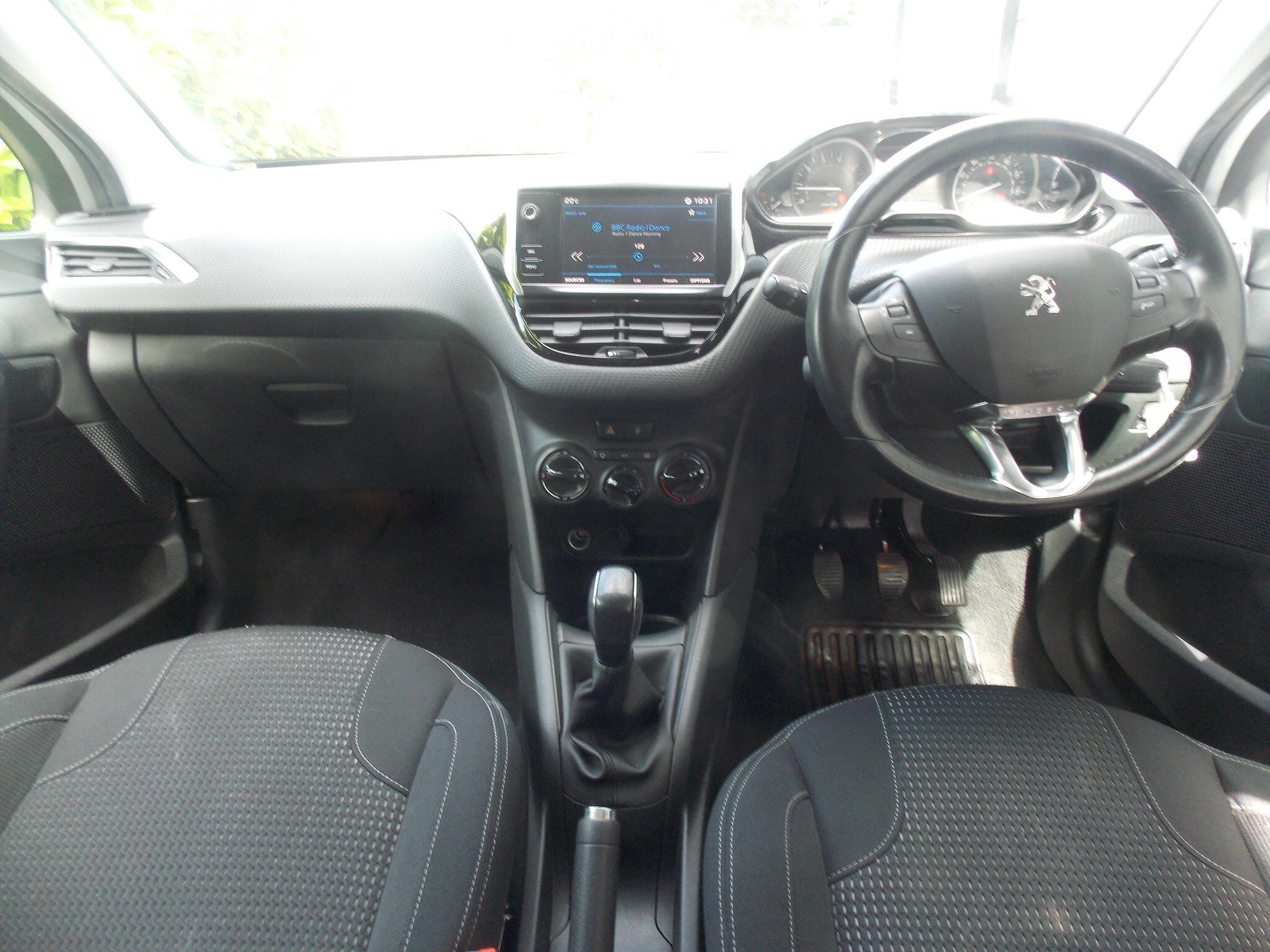 Peugeot 208 view 13