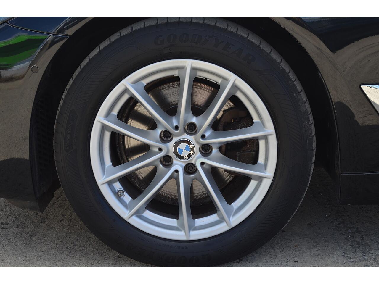 BMW 5 Series view 33