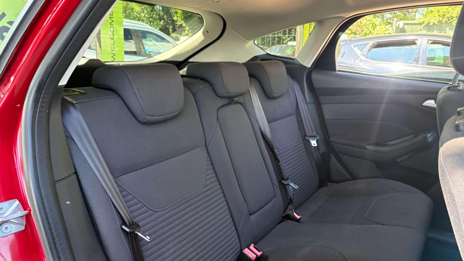 Ford Focus view 10