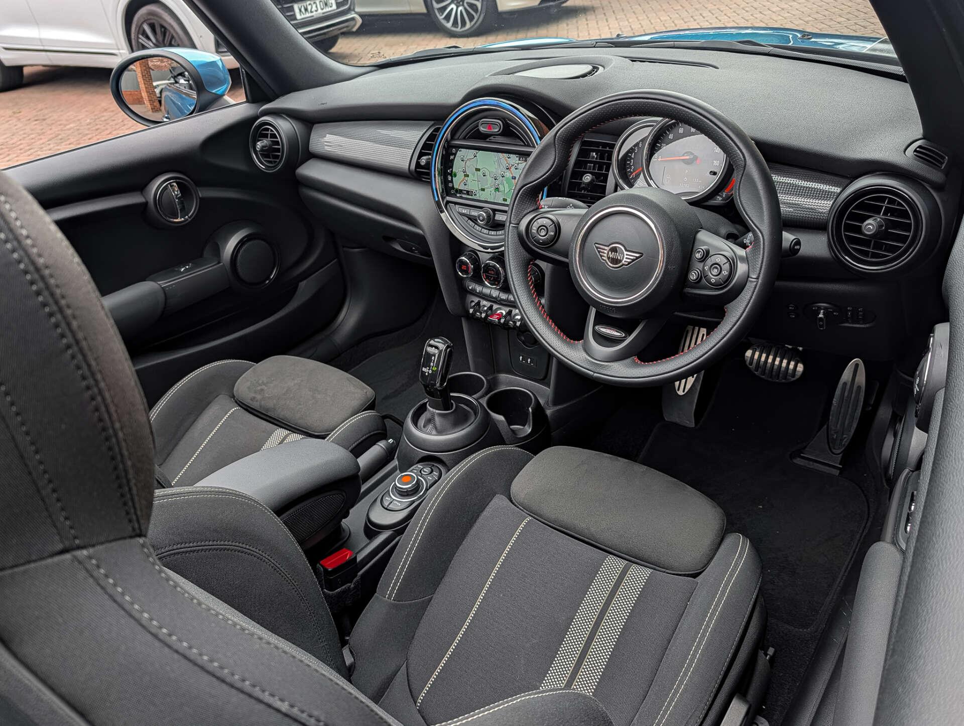 Mini Convertible view 31