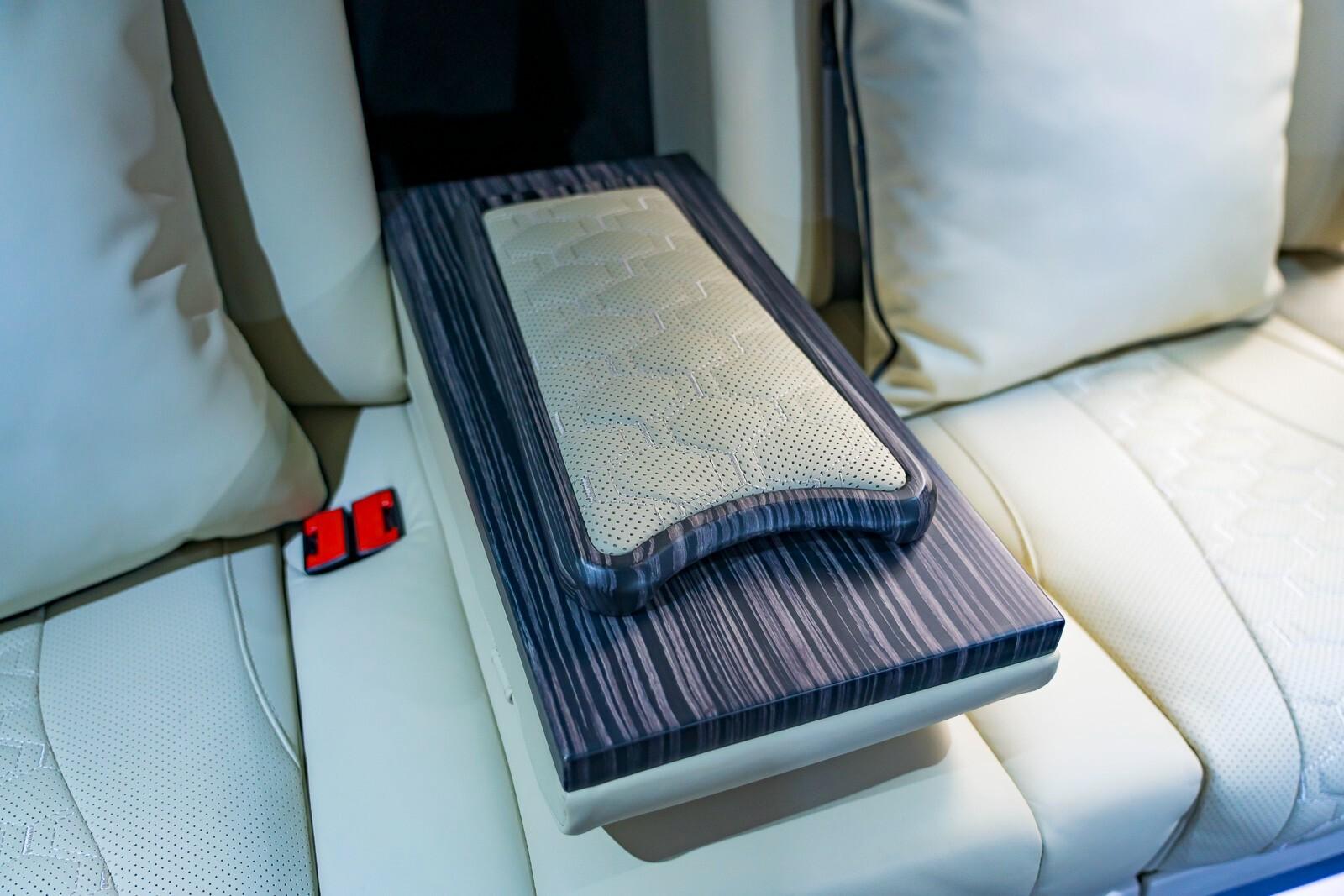 Mercedes-Benz V-Class view 8