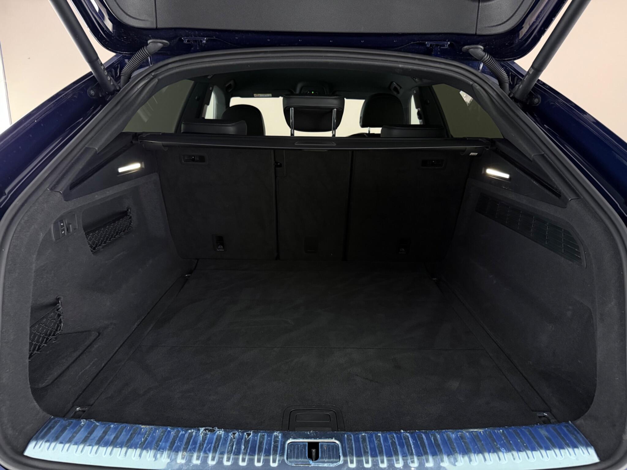 Audi Q8 view 10