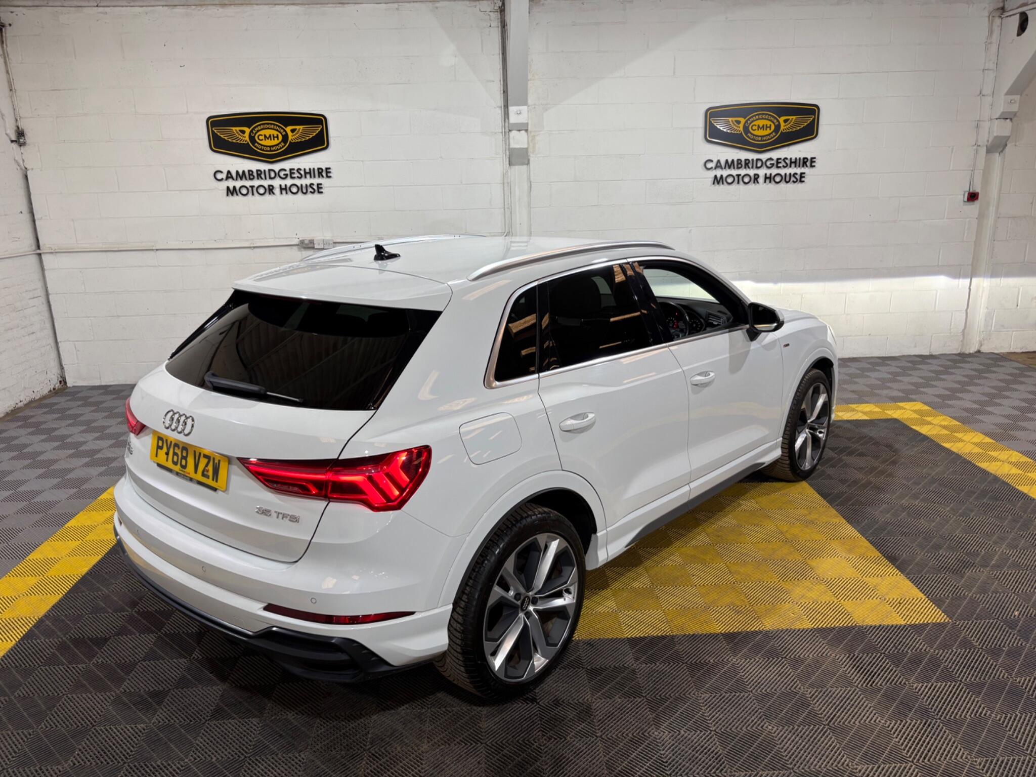Audi Q3 view 15