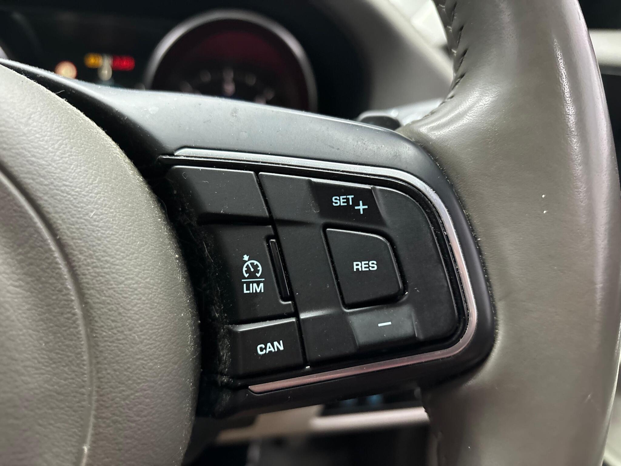 Jaguar XF view 22