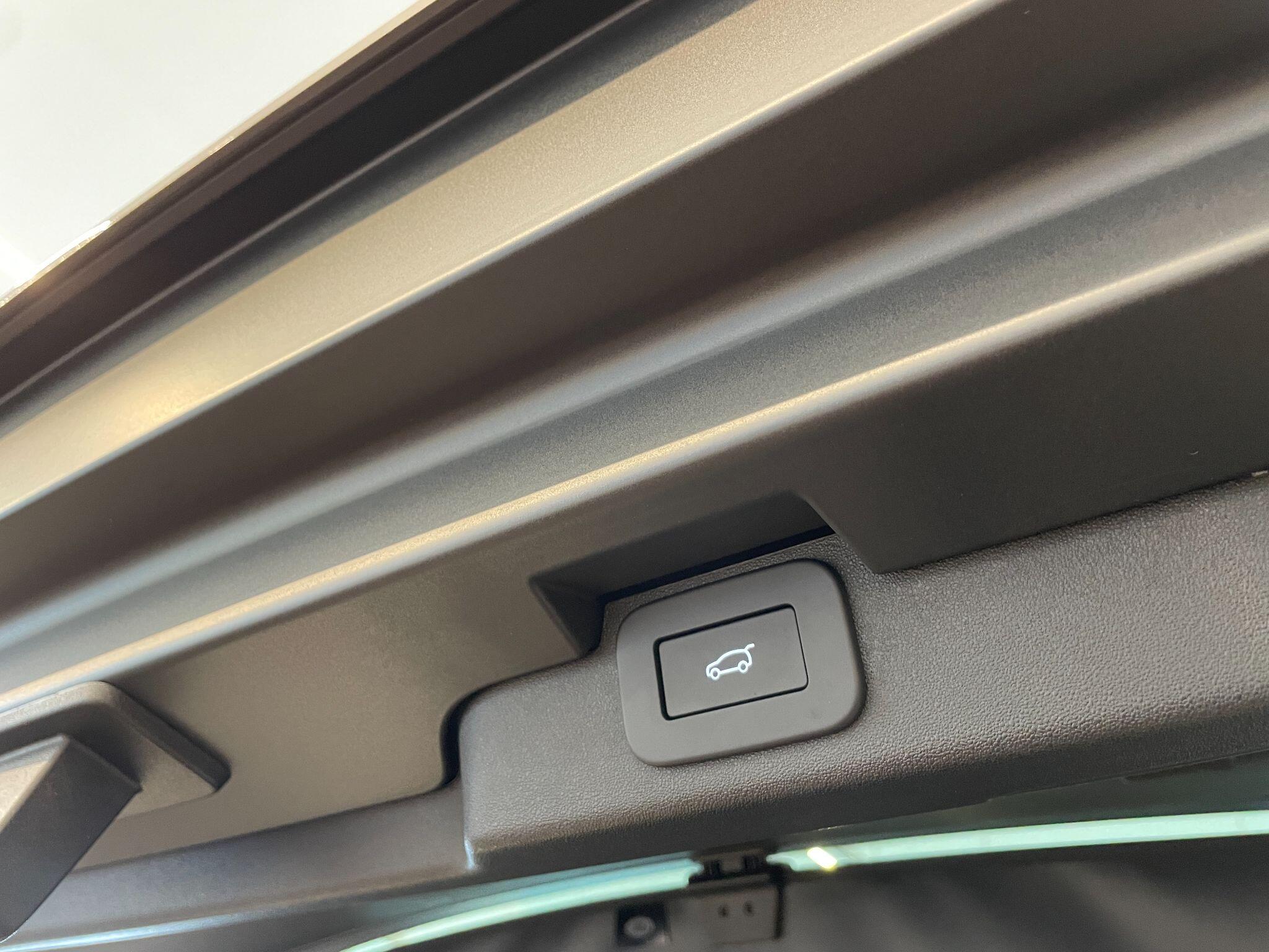 Land Rover Discovery view 18